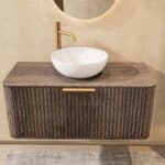 Rond donker eiken badkamermeubel 100 cm met groevenfront, eiken blad en witte solid surface waskom