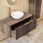 Rond donker eiken badkamermeubel 100 cm met groevenfront, eiken blad en witte solid surface waskom