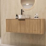 Rond hangend naturel eiken badkamermeubel 120 cm met groevenfront en marmerlook keramische waskom