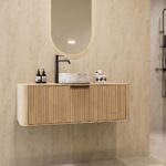 Rond hangend naturel eiken badkamermeubel 120 cm met groevenfront en marmerlook keramische waskom