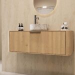 Hangend naturel eiken badmeubel 120 cm met ronde hoeken, vlak front en één marmerlook waskom
