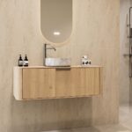 Hangend naturel eiken badmeubel 120 cm met ronde hoeken, vlak front en één marmerlook waskom