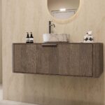 Rond hangend donker eiken badkamermeubel 120 cm met vlak front en één marmerlook keramische waskom