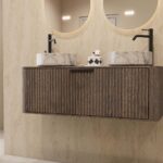 Rond hangend donker eiken wastafelmeubel 120 cm met ribbelfront en twee marmerlook waskommen