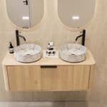 Modern wastafelmeubel 120 cm naturel eiken met afgeronde vorm en twee marmerlook ronde waskommen