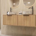 Modern naturel eiken badmeubel 140 cm met ronde hoeken, vlak front en twee marmerlook waskommen