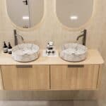 Modern naturel eiken badmeubel 140 cm met ronde hoeken, vlak front en twee marmerlook waskommen