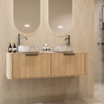 Modern naturel eiken badmeubel 140 cm met ronde hoeken, vlak front en twee marmerlook waskommen