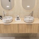 Rond hangend wastafelmeubel 160 cm massief naturel eiken met vlak front en twee marmerlook waskommen
