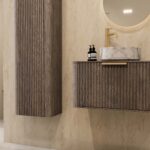 Rond hangend donker eiken badkamermeubel 80 cm met ribbelfront en marmerlook keramische waskom