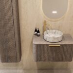 Rond hangend donker eiken badkamermeubel 80 cm met ribbelfront en marmerlook keramische waskom