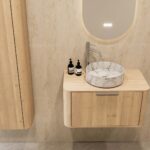 Modern hangend wastafelmeubel 80 cm naturel eiken met ronde hoeken en marmerlook ronde waskom