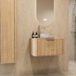 Modern hangend wastafelmeubel 80 cm naturel eiken met ronde hoeken en marmerlook ronde waskom