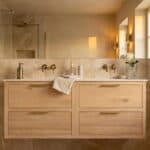 Modern naturel eiken badkamermeubel 140 cm met twee lades en mat witte mineraalstenen wastafel