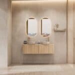 Rond hangend naturel eiken wastafelmeubel 140 cm met afgeronde hoeken en twee beige marmerlook waskommen
