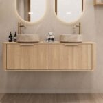 Rond hangend naturel eiken wastafelmeubel 140 cm met afgeronde hoeken en twee beige marmerlook waskommen