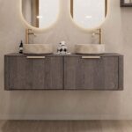 Rond hangend donker eiken wastafelmeubel 140 cm met afgeronde hoeken en twee beige marmerlook waskommen