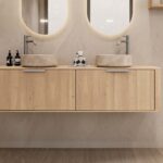 Rond hangend naturel eiken wastafelmeubel 160 cm met afgeronde hoeken en twee beige marmerlook waskommen