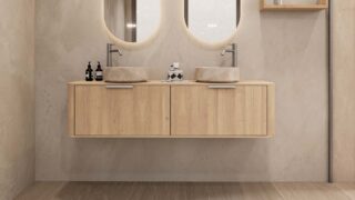 Rond hangend naturel eiken wastafelmeubel 160 cm met afgeronde hoeken en twee beige marmerlook waskommen