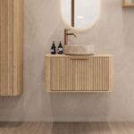 Rond hangend naturel eiken badkamermeubel 80 cm met groevenfront en beige marmerlook waskom