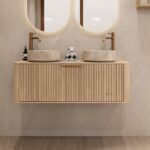 Rond hangend naturel eiken wastafelmeubel 120 cm met groevenfront en twee beige marmerlook waskommen