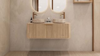 Rond hangend naturel eiken wastafelmeubel 120 cm met groevenfront en twee beige marmerlook waskommen