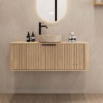 Rond hangend naturel eiken badkamermeubel 120 cm met groevenfront en beige marmerlook waskom