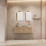 Rond hangend naturel eiken wastafelmeubel 140 cm met groevenfront en twee beige marmerlook waskommen