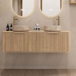 Rond hangend naturel eiken wastafelmeubel 140 cm met groevenfront en twee beige marmerlook waskommen