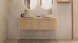 Rond hangend naturel eiken wastafelmeubel 140 cm met groevenfront en twee beige marmerlook waskommen