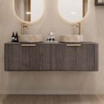 Rond hangend donker eiken wastafelmeubel 140 cm met groevenfront en twee beige marmerlook waskommen