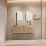 Rond hangend naturel eiken wastafelmeubel 160 cm met groevenfront en twee beige marmerlook waskommen