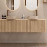 Rond hangend naturel eiken wastafelmeubel 160 cm met groevenfront en twee beige marmerlook waskommen