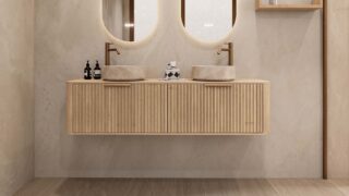 Rond hangend naturel eiken wastafelmeubel 160 cm met groevenfront en twee beige marmerlook waskommen
