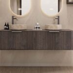 Rond hangend donker eiken wastafelmeubel 160 cm met groevenfront en twee beige marmerlook waskommen