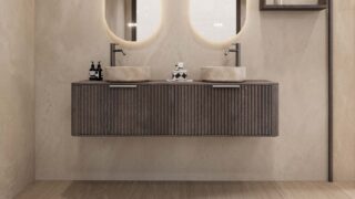 Rond hangend donker eiken wastafelmeubel 160 cm met groevenfront en twee beige marmerlook waskommen