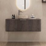 Rond hangend donker eiken badkamermeubel 120 cm met groevenfront en beige marmerlook waskom
