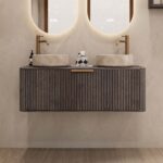 Rond hangend donker eiken wastafelmeubel 120 cm met groevenfront en twee beige marmerlook waskommen