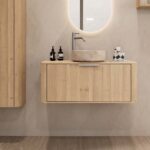 Rond hangend naturel eiken badkamermeubel 100 cm met afgeronde hoeken en beige marmerlook waskom