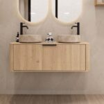 Rond hangend naturel eiken wastafelmeubel 120 cm met afgeronde hoeken en twee beige marmerlook waskommen