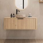 Rond hangend naturel eiken badkamermeubel 120 cm met afgeronde hoeken en beige marmerlook waskom