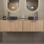 Rond hangend naturel eiken badkamermeubel 160 cm met vlak front, eiken blad en zwart marmer keramische waskom