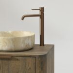 Rond hangend donker eiken wastafelmeubel 160 cm met afgeronde hoeken en twee beige marmerlook waskommen