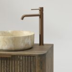 Rond hangend donker eiken wastafelmeubel 140 cm met groevenfront en twee beige marmerlook waskommen