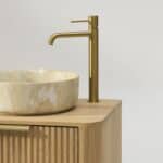 Rond hangend donker eiken wastafelmeubel 160 cm met groevenfront en twee beige marmerlook waskommen