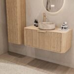 Rond hangend naturel eiken badkamermeubel 100 cm met groevenfront en beige marmerlook waskom
