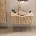 Rond hangend naturel eiken badkamermeubel 100 cm met groevenfront en beige marmerlook waskom