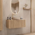 Rond hangend naturel eiken badkamermeubel 100 cm met groevenfront en beige marmerlook waskom