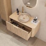 Rond hangend naturel eiken badkamermeubel 100 cm met groevenfront en beige marmerlook waskom