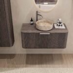 Rond hangend donker eiken badkamermeubel 100 cm met groevenfront en beige marmerlook waskom